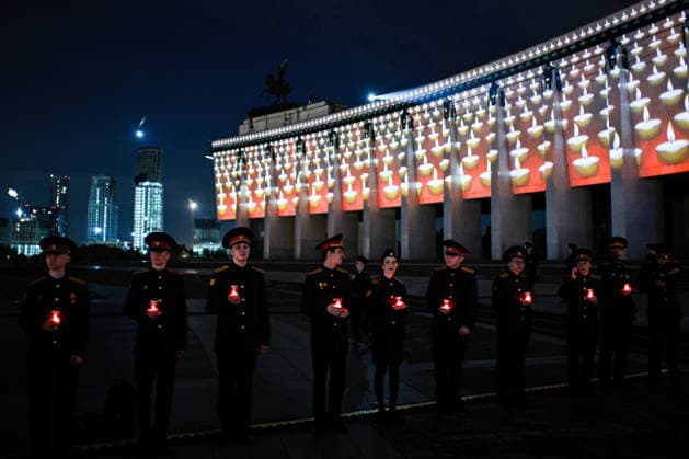 RUSSIA, MOSCOW - JUNE 21, 2026: People take part in an event titled Candle of Remembrance at Victory Museum. The event commemorates the 85th anniversary of Nazi Germany s invasion of the Soviet Union in WWII Moscow Russia  - ZUMAt113 20260621_zaa_t113_353 Copyright: xMikhailxTereshchenkox