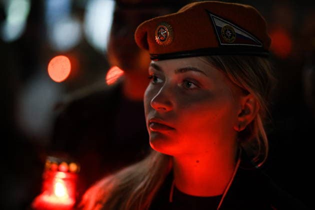 RUSSIA, MOSCOW - JUNE 21, 2026: An attendee of an event titled Candle of Remembrance at Victory Museum. The event commemorates the 85th anniversary of Nazi Germany s invasion of the Soviet Union in WWII Moscow Russia  - ZUMAt113 20260621_zaa_t113_355 Copyright: xMikhailxTereshchenkox