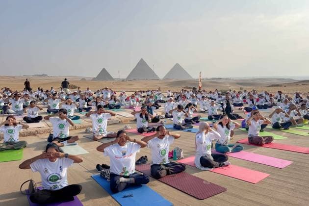 (260622) -- BEIJING, June 22, 2026 -- People take part in a yoga session to celebrate the International Day of Yoga at the Giza Pyramids scenic spot in Giza, Egypt, on June 21, 2026. ) XINHUA PHOTOS OF THE DAY AhmedxGomaa 