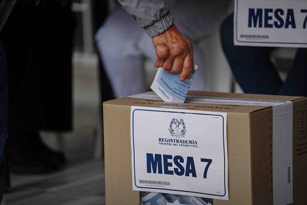(260622) -- BOGOTA, June 22, 2026 -- A voter casts a ballot at a polling station in Bogota, Colombia, June 21, 2026. Independent candidate Abelardo De la Espriella, associated with the far-right Defenders of the Homeland movement, led the presidential runoff election on Sunday and is set to become Colombia s next president for the 2026-2030 term, according to preliminary results released by the National Civil Registry. (Photo by Xinhua) COLOMBIA-PRESIDENTIAL RUNOFF ELECTION AndresxMoreno 