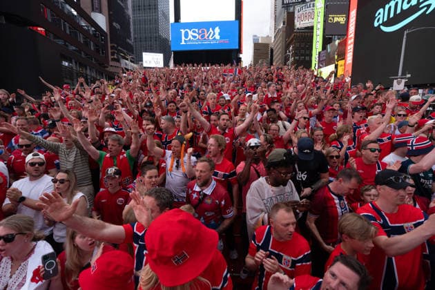 Norway national football team supporters gather in Times Square ahead of World Cup match NEW YORK, UNITED STATES - JUNE 21: Norwegian national football team supporters gather on the iconic red steps in Times Square ahead of Monday s FIFA World Cup match, creating a festive atmosphere with chants and traditional rowing celebrations as fans dressed in red and waving flags filled the famous Manhattan landmark in New York, United States on June 21, 2026. Lokman Vural Elibol Anadolu New York United States. Editorial use only. Please get in touch for any other usage.  Copyright: x2026xAnadoluxLokmanxVuralxElibolx