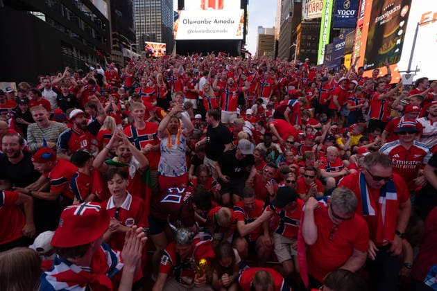 Norway national football team supporters gather in Times Square ahead of World Cup match NEW YORK, UNITED STATES - JUNE 21: Norwegian national football team supporters gather on the iconic red steps in Times Square ahead of Monday s FIFA World Cup match, creating a festive atmosphere with chants and traditional rowing celebrations as fans dressed in red and waving flags filled the famous Manhattan landmark in New York, United States on June 21, 2026. Lokman Vural Elibol Anadolu New York United States. Editorial use only. Please get in touch for any other usage.  Copyright: x2026xAnadoluxLokmanxVuralxElibolx