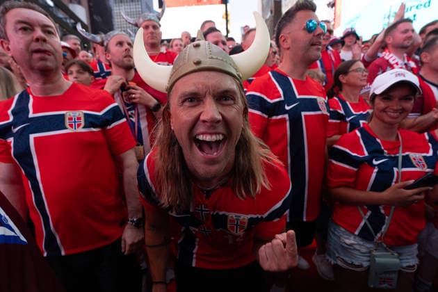 Norway national football team supporters gather in Times Square ahead of World Cup match NEW YORK, UNITED STATES - JUNE 21: Norwegian national football team supporters gather on the iconic red steps in Times Square ahead of Monday s FIFA World Cup match, creating a festive atmosphere with chants and traditional rowing celebrations as fans dressed in red and waving flags filled the famous Manhattan landmark in New York, United States on June 21, 2026. Lokman Vural Elibol Anadolu New York United States. Editorial use only. Please get in touch for any other usage.  Copyright: x2026xAnadoluxLokmanxVuralxElibolx