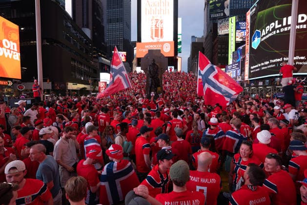 Norway national football team supporters gather in Times Square ahead of World Cup match NEW YORK, UNITED STATES - JUNE 21: Norwegian national football team supporters gather on the iconic red steps in Times Square ahead of Monday s FIFA World Cup match, creating a festive atmosphere with chants and traditional rowing celebrations as fans dressed in red and waving flags filled the famous Manhattan landmark in New York, United States on June 21, 2026. Lokman Vural Elibol Anadolu New York United States. Editorial use only. Please get in touch for any other usage.  Copyright: x2026xAnadoluxLokmanxVuralxElibolx
