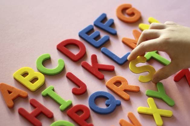 Englisches Alphabet. Kind spielt Alphabet Buchstaben. Intellektuelles Spiel, Vorschule, Grundschule, frühe Entwicklung, Lesen und Schreiben lernen English alphabet. Child plays alphabet letters. Intellectual play, preschool, elementary school, early development, learning to read and write Copyright: imageBROKER ElenaxEsich ibxiqx17883833.jpg