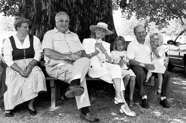 Bundeskanzler Helmut Kohl mit Ehefrau Hannelore im Urlaub, offizielles Urlaubsfoto, Eheppaar sitzt unter einem Baum mit Bauernfamilie Hammerl, Katze, Idylle, St. Lorenz am Mondsee, Österreich, 7. August 1992 Österreich, St. Lorenz am Mondsee, 7. August 1992, Bundeskanzler Helmut Kohl (1930-2017) mit Ehefrau Hannelore (1933-2001) im Urlaub, offizielles Urlaubsfoto, sitzen unter einem Baum mit Bauernfamilie Hammerl, Katze, Idylle, 30 Kilometer von Salzburg entfernt, Bundeskanzler Kohl zeigte sich in den 80er und 90er Jahren jeweils einmal pro Urlaub der Presse für ein offizielles Urlaubsfoto, jeweils rund um St. Gilgen am Wolfgangsee, wo er 30 Jahre lange seine privaten Sommerurlaube verbrachte, Inszenierung der Urlaubsidylle des Kanzlers