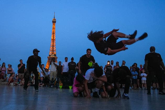 Fete De La Musique in Paris PARIS, FRANCE - JUNE 21: People attend concerts and celebrations during the annual Fete de la Musique (Music Festival) in Paris, France, on June 21, 2026. Parks, squares and historic streets across the French capital were transformed into open-air concert venues as residents and tourists gathered to enjoy live music throughout the day. Omer Taha Cetin Anadolu Paris France. Editorial use only. Please get in touch for any other usage.  Copyright: x2026xAnadoluxOmerxTahaxCetinx