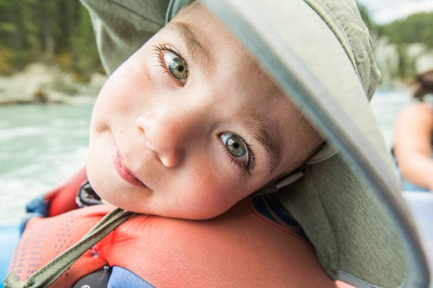 Cute child tilting head on a river trip Canal Flats, British Columbia, Canada CR_JDIP260620C4-2055035-01 ,model released, Symbolfoto