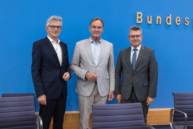 Kommunalfinanzen im freien Fall Forderungen der kommunalen Spitzenverbände an Bund und Länder. Deutschland, Berlin am 22. Juni 2026 Die kommunalen Spitzenverbände machen auf die dramatische Finanzlage der Städte und Gemeinden aufmerksam und fordern von Bund und Ländern entschlossenes Handeln. Ralph Spiegler, Präsident des Deutschen Städte- und Gemeindebundes (DStGB) Burkhard Jung, Präsident des Deutschen Städtetages (DST) Dr. Achim Brötel, Präsident des Deutschen Landkreistages (DLT) *** Local Government Finances in Free Fall