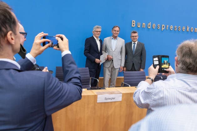 Kommunalfinanzen im freien Fall Forderungen der kommunalen Spitzenverbände an Bund und Länder. Deutschland, Berlin am 22. Juni 2026 Die kommunalen Spitzenverbände machen auf die dramatische Finanzlage der Städte und Gemeinden aufmerksam und fordern von Bund und Ländern entschlossenes Handeln. Ralph Spiegler, Präsident des Deutschen Städte- und Gemeindebundes (DStGB) Burkhard Jung, Präsident des Deutschen Städtetages (DST) Dr. Achim Brötel, Präsident des Deutschen Landkreistages (DLT) *** Local Government Finances in Free Fall