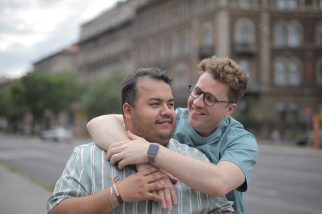 Affectionate male couple hugging outdoors in the city Budapest, Hungary CR_MIPI260619BB-2056903-01 ,model released, Symbolfoto
