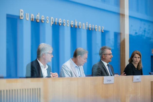 Kommunalfinanzen im freien Fall Forderungen der kommunalen Spitzenverbände an Bund und Länder. Deutschland, Berlin am 22. Juni 2026 Die kommunalen Spitzenverbände machen auf die dramatische Finanzlage der Städte und Gemeinden aufmerksam und fordern von Bund und Ländern entschlossenes Handeln. Ralph Spiegler, Präsident des Deutschen Städte- und Gemeindebundes (DStGB) Burkhard Jung, Präsident des Deutschen Städtetages (DST) Dr. Achim Brötel, Präsident des Deutschen Landkreistages (DLT) *** Local Government Finances in Free Fall