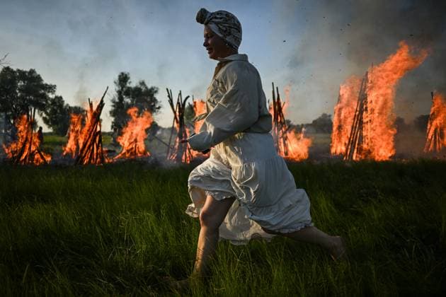 Russia Solstice Festival 9193279 21.06.2026 A woman dressed in traditional costume takes part in the summer Solstice folk festival on the banks of the Tara River in the village of Okunevo, Omsk region, Russia. Alexey Malgavko Sputnik Omsk region Russia  Copyright: xAlexeyxMalgavkox