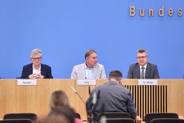 Berlin, Deutschland, 22.06.2026: Bundespressekonferenz: Kommunalfinanzen im freien Fall ? Forderungen der kommunalen Spitzenverbände an Bund und Länder: (L-R) Ralph Spiegler, Präsident des Deutschen Städte- und Gemeindebundes (DStGB), Burkhard Jung, Präsident des Deutschen Städtetages (DST), Achim Brötel, Präsident des Deutschen Landkreistages (DLT) *** Berlin, Germany, June 22, 2026 Federal Press Conference Copyright: xdtsxNachrichtenagenturx dts_124326