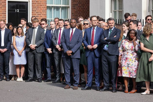 June 22, 2026, London, London, UK: London, UK. Deputy Prime Minister and Lord Chancellor and Secretary of State for Justice, DAVID LAMMY, Chancellor of the Duchy of Lancaster, Darren Jones and .Ministerial staff gather as Prime Minister Keir Starmer makes a statement to the nation outside 10 Downing Street in London, announcing his resignation as Labour Party leader and setting out a timetable for the appointment of a new party leader and British Prime Minister. London UK  - ZUMAl94_ 20260622_zaf_l94_022 Copyright: xDinendraxHariax