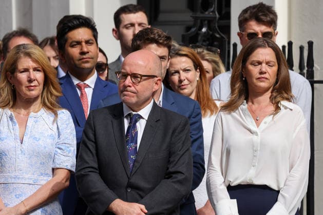 June 22, 2026, London, London, UK: London, UK. Lady Victoria Starmer, wife of Keir Starmer and Ministerial staff listen as Prime Minister Keir Starmer makes a statement to the nation outside 10 Downing Street in London, announcing his resignation as Labour Party leader and setting out a timetable for the appointment of a new party leader and British Prime Minister. London UK  - ZUMAl94_ 20260622_zaf_l94_025 Copyright: xDinendraxHariax