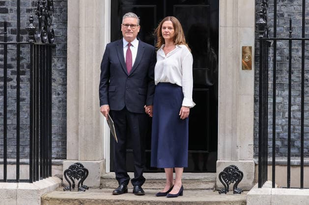 June 22, 2026, London, London, UK: London, UK. Prime Minister Keir Starmer and Lady Victoria Starmer on the steps of No 10 Downing Street in London after the Prime Minister made a statement to the nation announcing his resignation as Labour Party leader and setting out a timetable for the appointment of a new party leader and British Prime Minister. London UK  - ZUMAl94_ 20260622_zaf_l94_034 Copyright: xDinendraxHariax