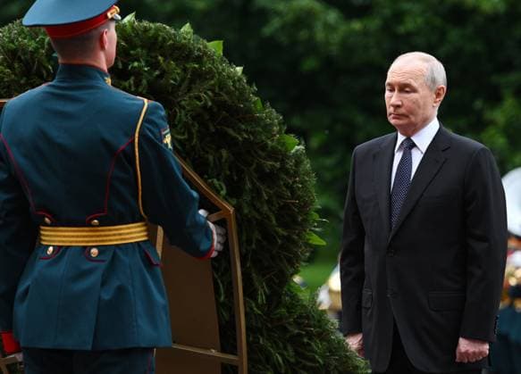 Russia Putin WWII Memory and Sorrow Day 9193336 22.06.2026 Russian President Vladimir Putin attends a wreath-laying ceremony at the Tomb of the Unknown Soldier by the Kremlin wall on the Day of Memory and Sorrow, marking the 85th anniversary of the Nazi German invasion of the Soviet Union during the World War Two, in Moscow, Russia. Alexey Filippov Sputnik Moscow Russia  Copyright: xAlexeyxFilippovx