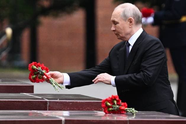 Russia Putin WWII Memory and Sorrow Day 9193340 22.06.2026 Russian President Vladimir Putin lays flowers at the Hero Cities memorial plates by the Kremlin wall during a ceremony on the Day of Memory and Sorrow, marking the 85th anniversary of the Nazi German invasion of the Soviet Union during the World War Two, in Moscow, Russia. Alexey Filippov Sputnik Moscow Russia  Copyright: xAlexeyxFilippovx
