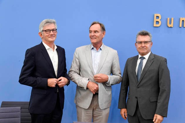 ABB BPK- Ralph Spiegler, Praesident des Deutschen Städte- und Gemeindebundes (DStGB) Burkhard Jung, Praesident des Deutschen Staedtetages (DST) Leipziger Oberbuergermeister Dr.Achim Brötel Broetel Praesident des Deutschen Landkreistages (DLT) bei der Veroeffentlichung des Berichts Kommunalfinanzen im freien Fall Forderungen der kommunalen Spitzenverbaende an Bund und Laender auf der BPK Bundespressekonferenz am 22.06.2026 in Berlin Berlin Deutschland *** ABB BPK Ralph Spiegler, President of the German Association of Cities and Municipalities (DStGB) Burkhard Jung, President of the German Association of Cities (DST), Dr. Achim Brötel, Mayor of Leipzig, President of the German Association of Counties (DLT), at the release of the report M