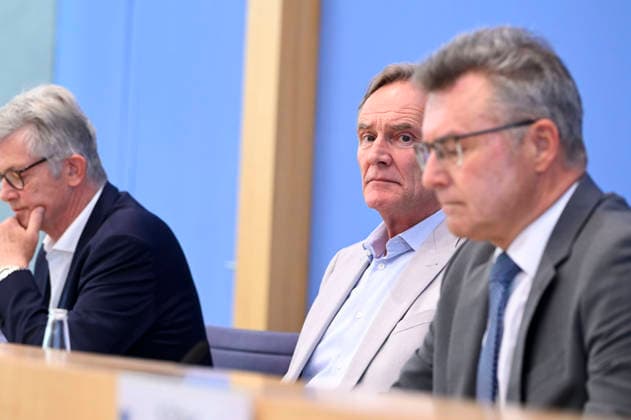 ABB BPK- Ralph Spiegler, Praesident des Deutschen Städte- und Gemeindebundes (DStGB) Burkhard Jung, Praesident des Deutschen Staedtetages (DST) Leipziger Oberbuergermeister Dr.Achim Brötel Broetel Praesident des Deutschen Landkreistages (DLT) bei der Veroeffentlichung des Berichts Kommunalfinanzen im freien Fall Forderungen der kommunalen Spitzenverbaende an Bund und Laender auf der BPK Bundespressekonferenz am 22.06.2026 in Berlin Berlin Deutschland *** ABB BPK Ralph Spiegler, President of the German Association of Cities and Municipalities (DStGB) Burkhard Jung, President of the German Association of Cities (DST), Dr. Achim Brötel, Mayor of Leipzig, President of the German Association of Counties (DLT), at the release of the report M