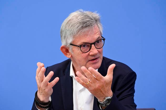 ABB BPK- Ralph Spiegler, Praesident des Deutschen Städte- und Gemeindebundes (DStGB) Veroeffentlichung des Berichts Kommunalfinanzen im freien Fall Forderungen der kommunalen Spitzenverbaende an Bund und Laender auf der BPK Bundespressekonferenz am 22.06.2026 in Berlin Berlin Deutschland *** ABB BPK Ralph Spiegler, President of the German Association of Cities and Municipalities (DStGB); Publication of the report Municipal Finances in Free Fall ; Demands of the leading municipal associations to the federal and state governments at the BPK Federal Press Conference on June 22, 2026, in Berlin, Germany,detected_source_language