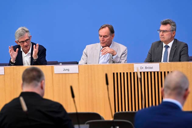 ABB BPK- Ralph Spiegler, Praesident des Deutschen Städte- und Gemeindebundes (DStGB) Burkhard Jung, Praesident des Deutschen Staedtetages (DST) Leipziger Oberbuergermeister Dr.Achim Brötel Broetel Praesident des Deutschen Landkreistages (DLT) bei der Veroeffentlichung des Berichts Kommunalfinanzen im freien Fall Forderungen der kommunalen Spitzenverbaende an Bund und Laender auf der BPK Bundespressekonferenz am 22.06.2026 in Berlin Berlin Deutschland *** ABB BPK Ralph Spiegler, President of the German Association of Cities and Municipalities (DStGB) Burkhard Jung, President of the German Association of Cities (DST), Dr. Achim Brötel, Mayor of Leipzig, President of the German Association of Counties (DLT), at the release of the report M