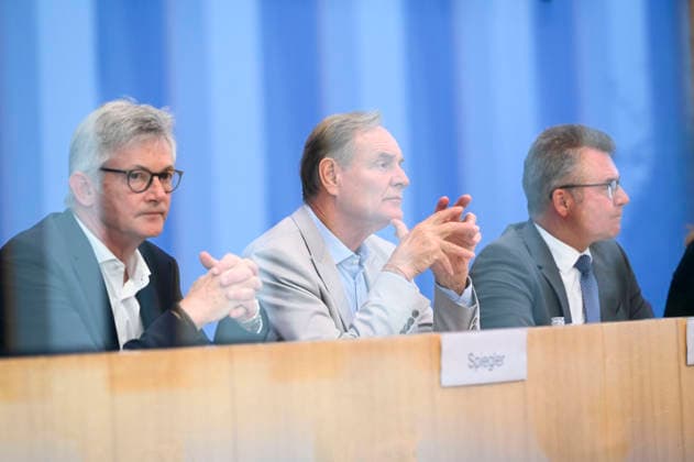 ABB BPK- Ralph Spiegler, Praesident des Deutschen Städte- und Gemeindebundes (DStGB) Burkhard Jung, Praesident des Deutschen Staedtetages (DST) Leipziger Oberbuergermeister Dr.Achim Brötel Broetel Praesident des Deutschen Landkreistages (DLT) bei der Veroeffentlichung des Berichts Kommunalfinanzen im freien Fall Forderungen der kommunalen Spitzenverbaende an Bund und Laender auf der BPK Bundespressekonferenz am 22.06.2026 in Berlin Berlin Deutschland *** ABB BPK Ralph Spiegler, President of the German Association of Cities and Municipalities (DStGB) Burkhard Jung, President of the German Association of Cities (DST), Dr. Achim Brötel, Mayor of Leipzig, President of the German Association of Counties (DLT), at the release of the report M