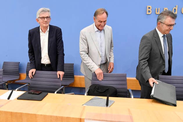ABB BPK- Ralph Spiegler, Praesident des Deutschen Städte- und Gemeindebundes (DStGB) Burkhard Jung, Praesident des Deutschen Staedtetages (DST) Leipziger Oberbuergermeister Dr.Achim Brötel Broetel Praesident des Deutschen Landkreistages (DLT) bei der Veroeffentlichung des Berichts Kommunalfinanzen im freien Fall Forderungen der kommunalen Spitzenverbaende an Bund und Laender auf der BPK Bundespressekonferenz am 22.06.2026 in Berlin Berlin Deutschland *** ABB BPK Ralph Spiegler, President of the German Association of Cities and Municipalities (DStGB) Burkhard Jung, President of the German Association of Cities (DST), Dr. Achim Brötel, Mayor of Leipzig, President of the German Association of Counties (DLT), at the release of the report M
