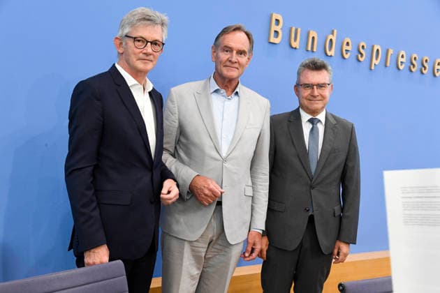 ABB BPK- Ralph Spiegler, Praesident des Deutschen Städte- und Gemeindebundes (DStGB) Burkhard Jung, Praesident des Deutschen Staedtetages (DST) Leipziger Oberbuergermeister Dr.Achim Brötel Broetel Praesident des Deutschen Landkreistages (DLT) bei der Veroeffentlichung des Berichts Kommunalfinanzen im freien Fall Forderungen der kommunalen Spitzenverbaende an Bund und Laender auf der BPK Bundespressekonferenz am 22.06.2026 in Berlin Berlin Deutschland *** ABB BPK Ralph Spiegler, President of the German Association of Cities and Municipalities (DStGB) Burkhard Jung, President of the German Association of Cities (DST), Dr. Achim Brötel, Mayor of Leipzig, President of the German Association of Counties (DLT), at the release of the report M