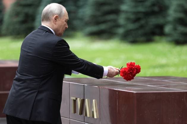 Russia Putin WWII Memory and Sorrow Day 9193366 22.06.2026 Russian President Vladimir Putin lays flowers at the Hero Cities memorial plates by the Kremlin wall during a ceremony on the Day of Memory and Sorrow, marking the 85th anniversary of the Nazi German invasion of the Soviet Union during the World War Two, in Moscow, Russia. Gavriil Grigorov Sputnik Moscow Russia  Copyright: xGavriilxGrigorovx
