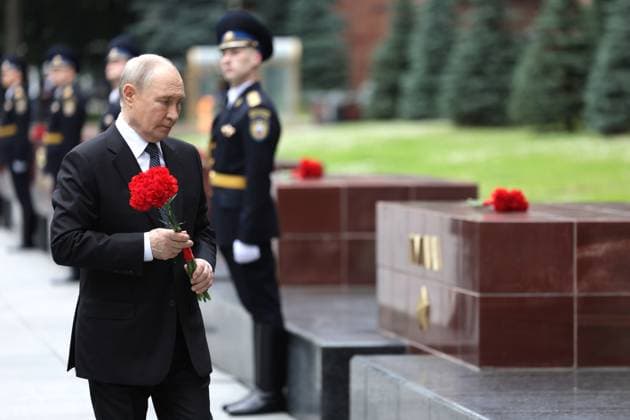 Russia Putin WWII Memory and Sorrow Day 9193369 22.06.2026 Russian President Vladimir Putin lays flowers at the Hero Cities memorial plates by the Kremlin wall during a ceremony on the Day of Memory and Sorrow, marking the 85th anniversary of the Nazi German invasion of the Soviet Union during the World War Two, in Moscow, Russia. Gavriil Grigorov Sputnik Moscow Russia  Copyright: xGavriilxGrigorovx