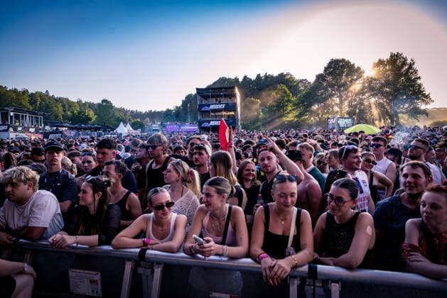 Heroes Festival, Festival, Music, Musik, Deutschrap, Rap, Deutsch, Eventzentrum Geiselwind, Strohofer, Geiselwind, Konzert, 19.06.2026, Festivalvibes, Impressionen vom Festival Bild: Festivalvibes, Stimmung *** Heroes Festival, Festival, Music, German Rap, Rap, German, Geiselwind Event Center, Strohofer, Geiselwind, Concert, June 19, 2026, Festival Vibes, Impressions from the Festival, Photo Copyright: HMBxMedia xMarkusxKoeller