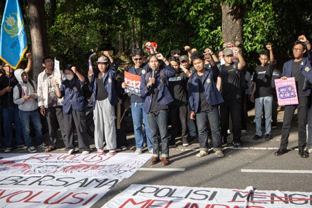 June 22, 2026, Denpasar, Bali, Indonesia: Students and activists shout slogans during a protest demanding policy reforms and denouncing government performance in Denpasar, Bali, Indonesia. Denpasar Indonesia - ZUMAp229 20260622_zip_p229_001 Copyright: xLanaxPriatnax