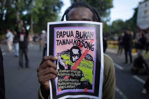 June 22, 2026, Denpasar, Bali, Indonesia: Students and activists shout slogans during a protest demanding policy reforms and denouncing government performance in Denpasar, Bali, Indonesia. Denpasar Indonesia - ZUMAp229 20260622_zip_p229_003 Copyright: xLanaxPriatnax