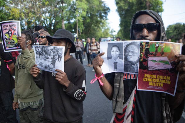 June 22, 2026, Denpasar, Bali, Indonesia: Students and activists shout slogans during a protest demanding policy reforms and denouncing government performance in Denpasar, Bali, Indonesia. Denpasar Indonesia - ZUMAp229 20260622_zip_p229_011 Copyright: xLanaxPriatnax