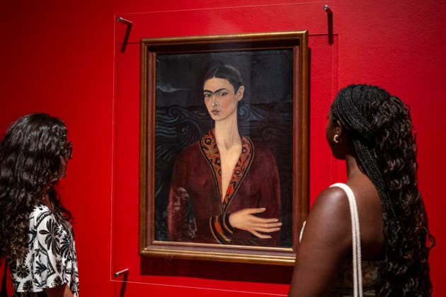June 22, 2026, London, London, UK: LONDON, UK. Staff with Ã¢â‚¬ËœAutorretrato (con vestido de terciopelo) Self-Portrait (in a Velvet Dress)Ã¢â‚¬â ¢ 1926, KahloÃ¢â‚¬â ¢s first self-portrait (a gift for her then boyfriend, Alejandro GoÂ³mez Arias), at a preview of Frida: The Making of an Icon, a new exhibition at Tate Modern tracing Mexican painterÃ¢â‚¬â ¢s KahloÃ¢â‚¬â ¢s transformation from relatively unknown painter to global cultural phenomenon. Over 30 original works by Frida Kahlo alongside other works are on show runs 25 June 2026 to 3 January 2027. London UK  - ZUMAl94_ 20260622_zaf_l94_052 Copyright: xStephenxChungx