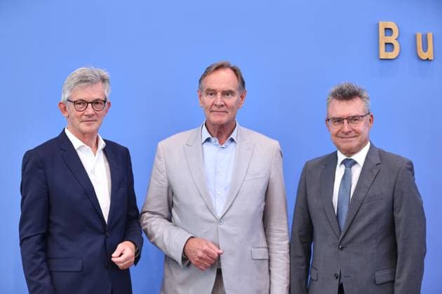 Berlin, Deutschland, 22.06.2026: Bundespressekonferenz: Kommunalfinanzen im freien Fall ? Forderungen der kommunalen Spitzenverbände an Bund und Länder: (L-R) Ralph Spiegler, Präsident des Deutschen Städte- und Gemeindebundes (DStGB), Burkhard Jung, Präsident des Deutschen Städtetages (DST), Achim Brötel, Präsident des Deutschen Landkreistages (DLT) *** Berlin, Germany, June 22, 2026 Federal Press Conference Copyright: xdtsxNachrichtenagenturx dts_124334