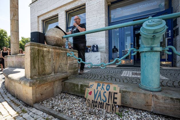 A one-day warning strike by employees of Czech Television and Czech Radio over planned changes to the funding of public media, in Hradec Kralove, Czech Republic, on June 22, 2026. Protesters in front of the Czech Radio Hradec Kralove building. (CTKxPhoto DavidxTanecek) CTKPhotoP2026062204317  CTKPhotoP2026062204317