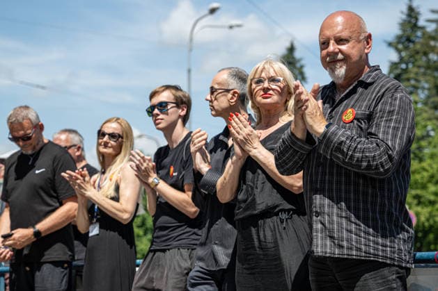 A one-day warning strike by employees of Czech Television and Czech Radio over planned changes to the funding of public media, in Hradec Kralove, Czech Republic, on June 22, 2026. From right, director of Czech Radio Hradec Kralove Jiri Kansky and editor-in-chief Lada Klokocnikova in front of the Czech Radio building. (CTKxPhoto DavidxTanecek) CTKPhotoP2026062204362  CTKPhotoP2026062204362