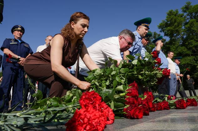 ARMENIA, YEREVAN - JUNE 22, 2026: People take part in a flower laying ceremony at the Mother Armenia Monument on the Day of Remembrance and Sorrow. The event marks the 85th anniversary of the Nazi German Invasion of the Soviet Union in World War II Yerevan Armenia  - ZUMAt113 20260622_zaa_t113_115 Copyright: xAlexanderxPatrinx