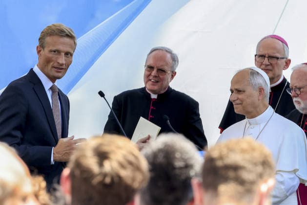 Pope Leo XIV visits the UN World Food Programme headquarters in Rome ROME, ITALY - JUNE 22: Pope Leo XIV (R), flanked by World Food Programme’s acting executive director Carl Skau (L) greets the staff of the UN agency at the end of his visit at the headquarters in Rome, Italy, on June 22, 2026. Riccardo De Luca Anadolu Rome Italy. Editorial use only. Please get in touch for any other usage.  Copyright: x2026xAnadoluxRiccardoxDexLucax