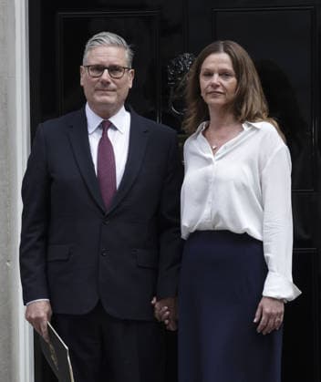 Sir Keir Starmer resignation Keir Starmer and his wife Victoria leave 10 Downing St to address the media. 22.06.2026  Copyright: xSimonxJonesx NINTCHDBPICT001090200074
