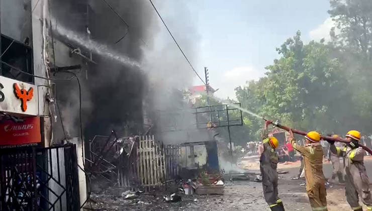 RECORD DATE NOT STATED Firefighting operations underway as a fire breaks out at a coaching centre in Aliganj Lucknow, Jun 22 (ANI): Firefighting operations underway as a fire breaks out at a coaching centre in Aliganj, in Lucknow on Monday. (ANI Video Grab) Lucknow Uttar Pradesh India Copyright: xANIx ANI_20260622172