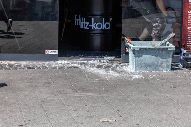 Feuer nach Brandstiftung in Imbiss Am 22.06.2026 brannte ein Imbiss in der Marktstraße in Rüsselsheim am Main, nachdem laut ersten Ermittlungen ein unbekannter Mann gegen 04:20 Uhr die Scheibe einschlug und im Inneren ein Feuer legte. Die Feuerwehr löschte die Flammen; Verletzte gab es nicht. Der Täter flüchtete in Richtung Bahnhof und war zur Tatzeit laut Polizeiangaben mit einem blauen Hoodie mit weißer Aufschrift, dunkler Hose, schwarzen Schuhen und einer weißen OP-Maske bekleidet. Fahndungsmaßnahmen der Polizei blieben bislang ohne Erfolg; die Ermittlungen werden gemeinsam mit dem Hessischen Landeskriminalamt geführt. Rüsselsheim am Main Hessen Deutschland *** Fire Following Arson at a Snack Bar On June 22, 2026, a snack bar