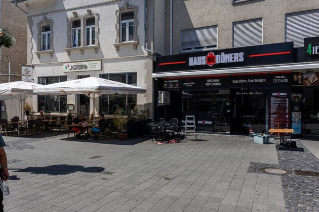 Feuer nach Brandstiftung in Imbiss Am 22.06.2026 brannte ein Imbiss in der Marktstraße in Rüsselsheim am Main, nachdem laut ersten Ermittlungen ein unbekannter Mann gegen 04:20 Uhr die Scheibe einschlug und im Inneren ein Feuer legte. Die Feuerwehr löschte die Flammen; Verletzte gab es nicht. Der Täter flüchtete in Richtung Bahnhof und war zur Tatzeit laut Polizeiangaben mit einem blauen Hoodie mit weißer Aufschrift, dunkler Hose, schwarzen Schuhen und einer weißen OP-Maske bekleidet. Fahndungsmaßnahmen der Polizei blieben bislang ohne Erfolg; die Ermittlungen werden gemeinsam mit dem Hessischen Landeskriminalamt geführt. Rüsselsheim am Main Hessen Deutschland *** Fire Following Arson at a Snack Bar On June 22, 2026, a snack bar