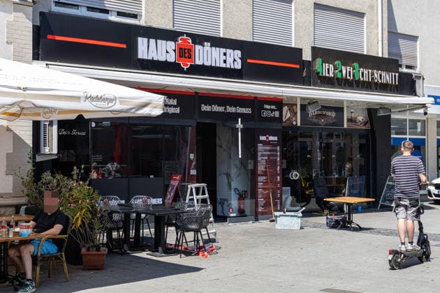 Feuer nach Brandstiftung in Imbiss Am 22.06.2026 brannte ein Imbiss in der Marktstraße in Rüsselsheim am Main, nachdem laut ersten Ermittlungen ein unbekannter Mann gegen 04:20 Uhr die Scheibe einschlug und im Inneren ein Feuer legte. Die Feuerwehr löschte die Flammen; Verletzte gab es nicht. Der Täter flüchtete in Richtung Bahnhof und war zur Tatzeit laut Polizeiangaben mit einem blauen Hoodie mit weißer Aufschrift, dunkler Hose, schwarzen Schuhen und einer weißen OP-Maske bekleidet. Fahndungsmaßnahmen der Polizei blieben bislang ohne Erfolg; die Ermittlungen werden gemeinsam mit dem Hessischen Landeskriminalamt geführt. Rüsselsheim am Main Hessen Deutschland *** Fire Following Arson at a Snack Bar On June 22, 2026, a snack bar