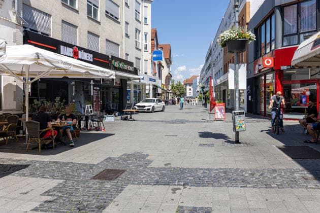 Feuer nach Brandstiftung in Imbiss Am 22.06.2026 brannte ein Imbiss in der Marktstraße in Rüsselsheim am Main, nachdem laut ersten Ermittlungen ein unbekannter Mann gegen 04:20 Uhr die Scheibe einschlug und im Inneren ein Feuer legte. Die Feuerwehr löschte die Flammen; Verletzte gab es nicht. Der Täter flüchtete in Richtung Bahnhof und war zur Tatzeit laut Polizeiangaben mit einem blauen Hoodie mit weißer Aufschrift, dunkler Hose, schwarzen Schuhen und einer weißen OP-Maske bekleidet. Fahndungsmaßnahmen der Polizei blieben bislang ohne Erfolg; die Ermittlungen werden gemeinsam mit dem Hessischen Landeskriminalamt geführt. Rüsselsheim am Main Hessen Deutschland *** Fire Following Arson at a Snack Bar On June 22, 2026, a snack bar