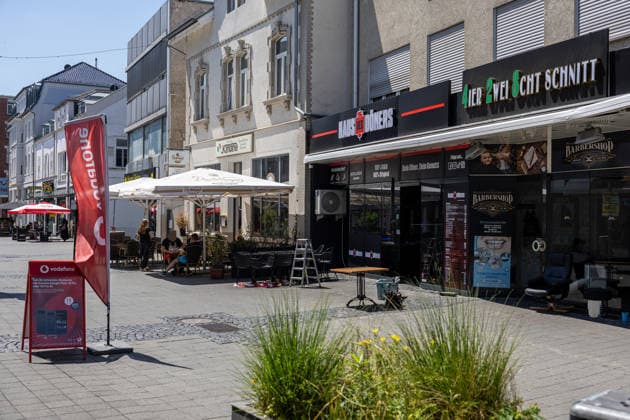 Feuer nach Brandstiftung in Imbiss Am 22.06.2026 brannte ein Imbiss in der Marktstraße in Rüsselsheim am Main, nachdem laut ersten Ermittlungen ein unbekannter Mann gegen 04:20 Uhr die Scheibe einschlug und im Inneren ein Feuer legte. Die Feuerwehr löschte die Flammen; Verletzte gab es nicht. Der Täter flüchtete in Richtung Bahnhof und war zur Tatzeit laut Polizeiangaben mit einem blauen Hoodie mit weißer Aufschrift, dunkler Hose, schwarzen Schuhen und einer weißen OP-Maske bekleidet. Fahndungsmaßnahmen der Polizei blieben bislang ohne Erfolg; die Ermittlungen werden gemeinsam mit dem Hessischen Landeskriminalamt geführt. Rüsselsheim am Main Hessen Deutschland *** Fire Following Arson at a Snack Bar On June 22, 2026, a snack bar