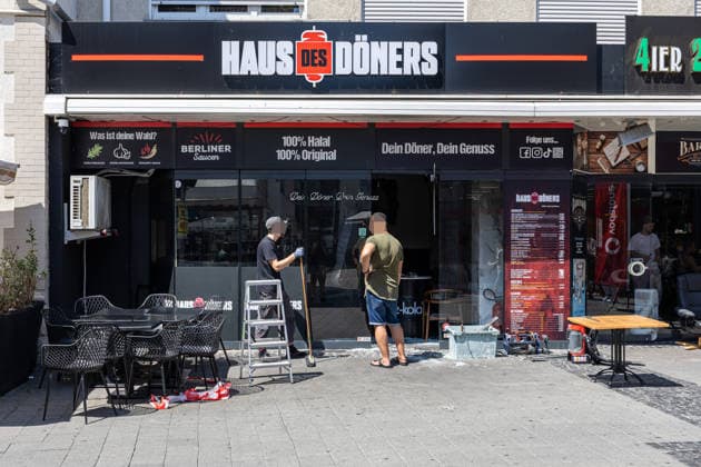 Feuer nach Brandstiftung in Imbiss Am 22.06.2026 brannte ein Imbiss in der Marktstraße in Rüsselsheim am Main, nachdem laut ersten Ermittlungen ein unbekannter Mann gegen 04:20 Uhr die Scheibe einschlug und im Inneren ein Feuer legte. Die Feuerwehr löschte die Flammen; Verletzte gab es nicht. Der Täter flüchtete in Richtung Bahnhof und war zur Tatzeit laut Polizeiangaben mit einem blauen Hoodie mit weißer Aufschrift, dunkler Hose, schwarzen Schuhen und einer weißen OP-Maske bekleidet. Fahndungsmaßnahmen der Polizei blieben bislang ohne Erfolg; die Ermittlungen werden gemeinsam mit dem Hessischen Landeskriminalamt geführt. Rüsselsheim am Main Hessen Deutschland *** Fire Following Arson at a Snack Bar On June 22, 2026, a snack bar